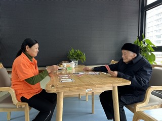 1、护理人员陪伴老人娱乐