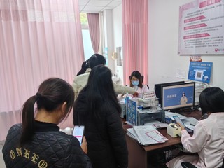 海沧区妇幼保健院医生为筛查出的高危人群提供进一步诊疗。海沧区妇幼保健院供图