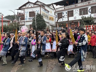 花树旁苗族同胞吹起芦笙。人民网记者 高华摄.jpg