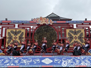 活动现场举行了热闹的庆祝仪式。人民网记者 高华摄.jpg