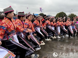 跳花展演。人民网记者 高华摄.jpg