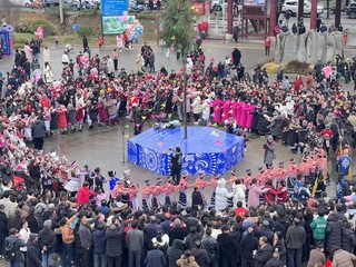 跳花展演现场大家载歌载舞。图片由安顺经开区融媒体中心提供.jpg