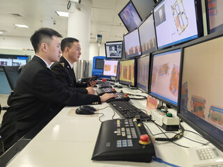 海关对进境旅客行李进行监管。厦门海关供图