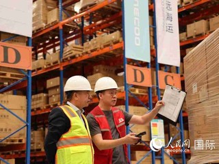 中远海运在杰贝阿里自贸区的海外仓内，工作人员在查看货物情况。人民网记者 管克江摄