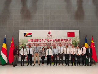 图为移交仪式现场。驻塞舌尔使馆供图