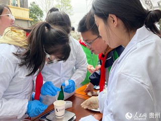 “搬”进校园的“科学实验室”引来学生围观参与。人民网 陈洁泉摄