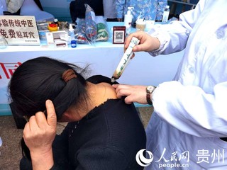 免费艾灸体验。人民网记者 王秀芳摄