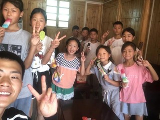 刘盛涛（左下）和“希望”小课堂的孩子们。受访者供图.jpg