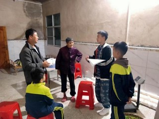 刘盛涛（右二）入户调查学生情况。受访者供图.jpg
