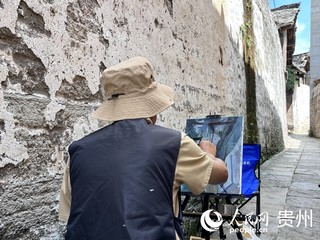 游客在屯堡寨子内采风。人民网 陈洁泉摄