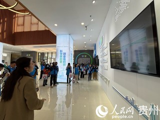 媒体团走进贵州科学城。人民网记者 高华摄