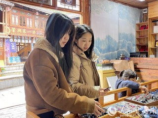 税惠助力侗寨非遗企业发展。游客挑选非遗文创。人民网 陈洁泉摄.jpg
