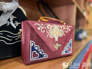 韦应丽的马尾绣绣坊产品琳琅满目。人民网 陈洁泉摄.jpg