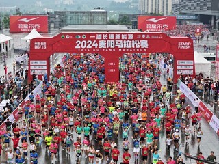 7、2024贵阳马拉松赛在观山湖开跑。.jpg