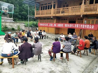花桥镇双星村驻村第一书记张进到下寨组向群众宣传法律法规。