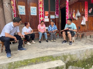 鸭头坡村驻村第一书记王崇权（右一）走访白果树组监测户谭世英（右二）。