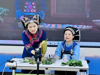 2、学员在京东直播平台进行都匀小灰棕直播带货实训.jpg