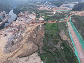 贵州宣威水库首部枢纽项目大坝主体开挖现场.jpg