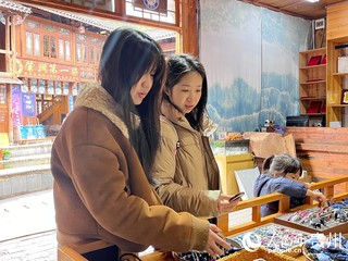 游客挑选非遗文创。人民网 陈洁泉摄