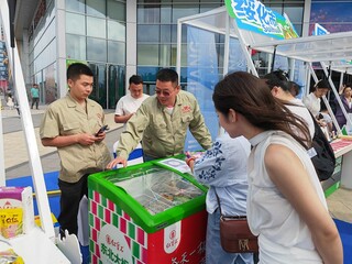 黑龙江文旅推荐官向贵阳市民解说。