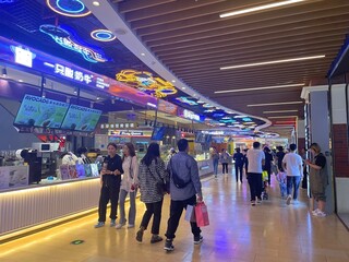 8、仁怀方圆荟购物中心人流如织。.jpg