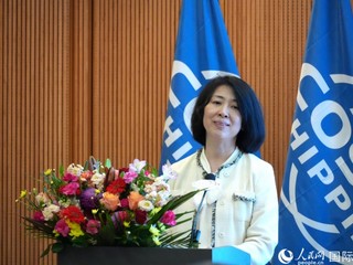 2025年大阪世博会中国馆政府总代表、中国贸促会副会长李庆霜致辞。人民网 许可摄
