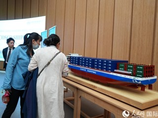 中远海运集团的船模吸引观众驻足观看。人民网 许可摄