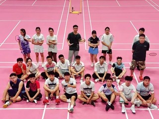 图片3市民在打球粉色羽毛球馆.jpg