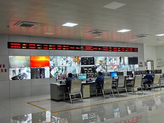 中控室内，技术人员紧盯监控视频和实时数据。