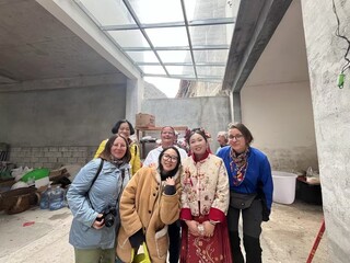 德国游客与当地布依族新人合影留念。莫笔妙摄