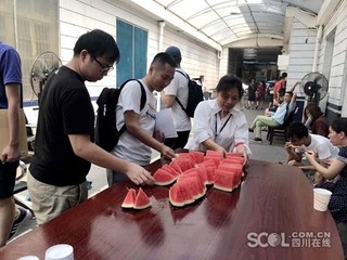 人员成“吃瓜群众”这张图片感动无数网友2025年6月17日
