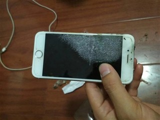 成都市民杨先生的iphone6手机在床头充电时,被发现闪火花,冒烟,手机下