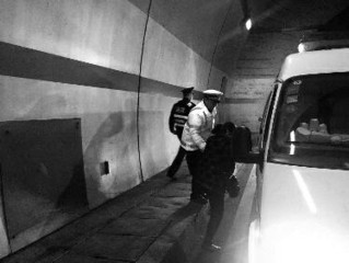 司机驾"带病"客车突发故障 24名游客被困隧道