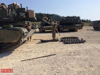 美军士兵正在维护m1a2坦克的燃气轮机.