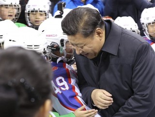 2017年2月24日，习近平在北京五棵松体育中心观看了青少年冰球和花样滑冰队列滑训练。他拉着一位小冰球队员的手，俯下身，以冰球运动员特有的问候方式，同他“撞肩”互动，笑着说，小伙子块头要再长大一点。
