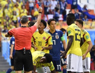 这是裁判向哥伦比亚球员出示红牌。