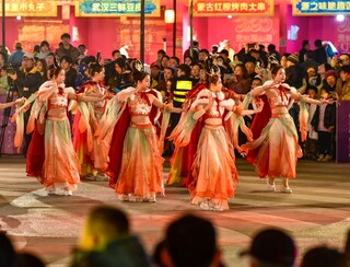 NPC演员进行巡游表演。