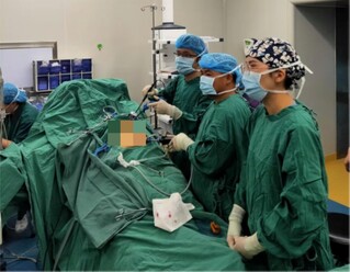 四川大学华西医院肝脏外科副主任医师、大方县人民医院副院长李嘉鑫指导普外科完成腹腔镜下胆囊切除术。