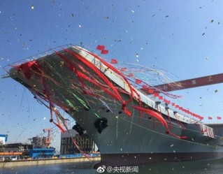 中国首艘国产航母蛟龙入海！ 
