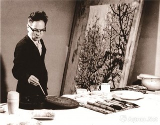 1973年10月关山月在北京创作《俏不争春》