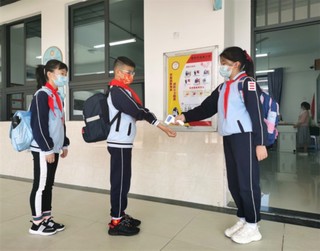 温泉小学同学为同学测体温 .jpg