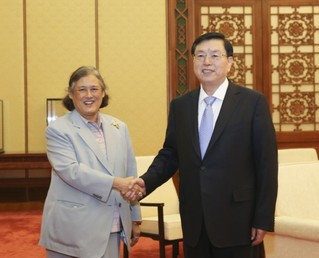 4月6日，全国人大常委会委员长张德江在北京人民大会堂会见泰国公主诗琳通。新华社记者 丁林 摄