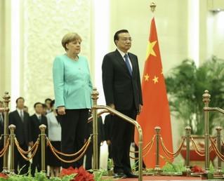 这是会谈前，李克强在人民大会堂北大厅为默克尔举行欢迎仪式。