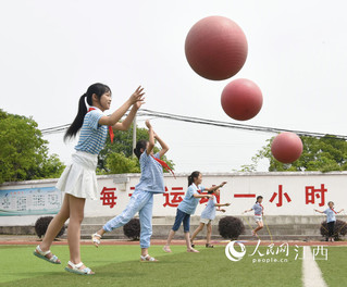 孩子们在运动场嬉戏,运动,乐享课间活动的快乐.李军 摄