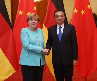这是会谈前，李克强在人民大会堂北大厅为默克尔举行欢迎仪式。