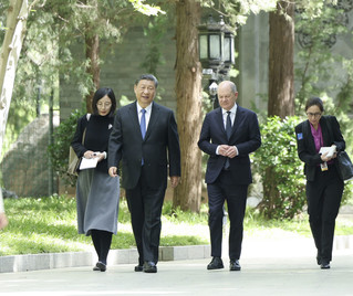 4月16日上午，国家主席习近平在北京钓鱼台国宾馆会见德国总理朔尔茨。这是习近平同朔尔茨一起散步。新华社记者 丁海涛 摄