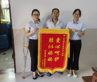李波父亲为“爱心妈妈”团队送锦旗。金坛烟草供图