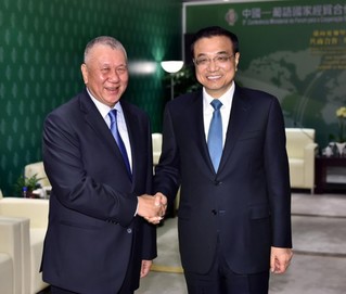 10月10日，国务院总理李克强在澳门会见全国政协副主席何厚铧。
