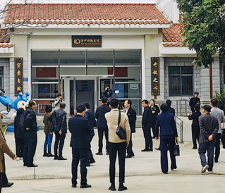 与会代表在厦门大学考察博伊特勒书院“一站式”学生社区育人空间。