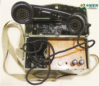 这是王继才夫妇向上级报告情况时用的手摇式步话机.